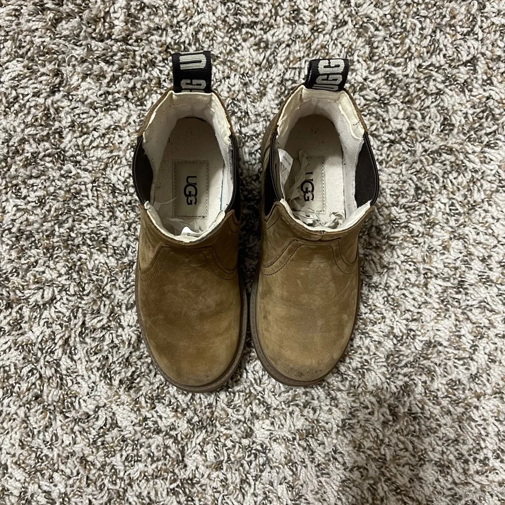 Boys UGG Boots - Picture 6 of 8